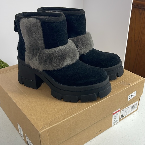 UGG Brooklyn Sunburst Heeled Boot Black Sz 9 heel 3in NIB - Picture 11 of 11